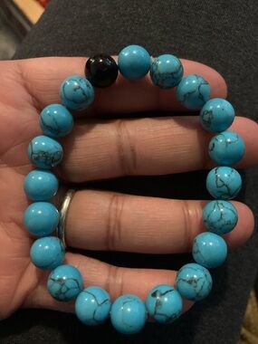 Turquoise Howlite Beaded Stretch Bracelet with Black Accent